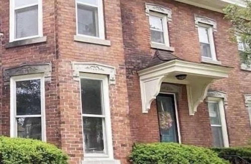 Owosso Condo | Historic 2-bedroom condo in Owosso