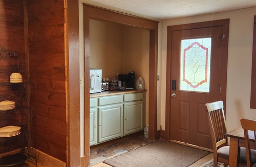 Tefft House | Historic 6-bedroom Country farmhouse AC, WiFi in rural Francesville