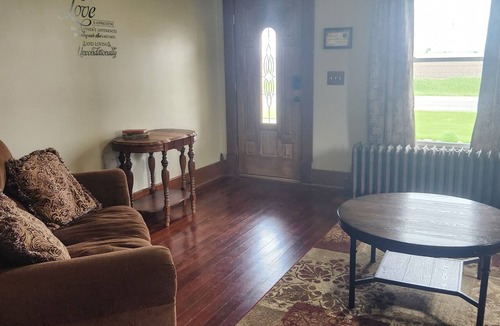 Tefft House | Historic 6-bedroom Country farmhouse AC, WiFi in rural Francesville