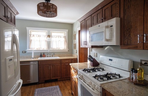 Elgin House | Historic Cottage- Luxury and Charm- Gas Fire Place- Patio- Freshly Renovated