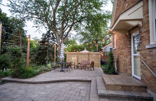 Elgin House | Historic Cottage- Luxury and Charm- Gas Fire Place- Patio- Freshly Renovated