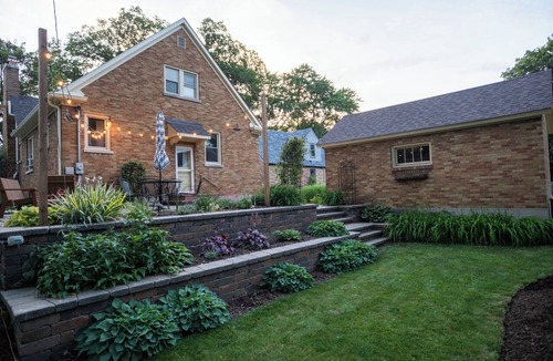 Elgin House | Historic Cottage- Luxury and Charm- Gas Fire Place- Patio- Freshly Renovated