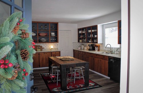 Delavan Lake House | Historic Delavan Lake Farmhouse. Walk to Beach/Boat Launch. Mins to Lake Geneva!