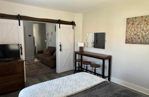 Willoughby Apartment | Historic Downtown Willoughby District 2BD Walkable Charm