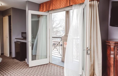 Zion Hotel | Historic Stay with Balcony and Firepits Near Beach & Theatre l 2 Relaxing Rooms