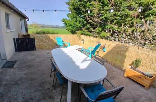 Saint-Florent-le-Vieil House | Holiday Home 'Gîte De L'etrie' with Private Terrace, Private Garden and Wi-Fi