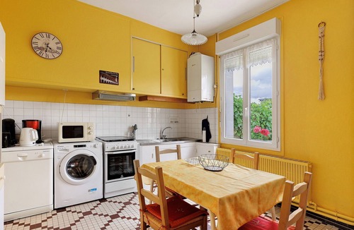 Joue-les-Tours House | Holiday Home 'La Bonnetière' with Private Terrace, Shared Garden and Wi-Fi