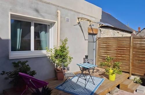 L'Ile-Bouchard House | Holiday Home “Le Gîte Écureuil” with Private Terrace, Garden and Wi-Fi