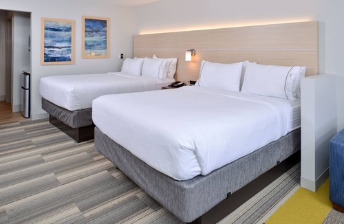 Farmington Hills Hotel | Holiday Inn Express & Suites Farmington Hills - Detroit by IHG