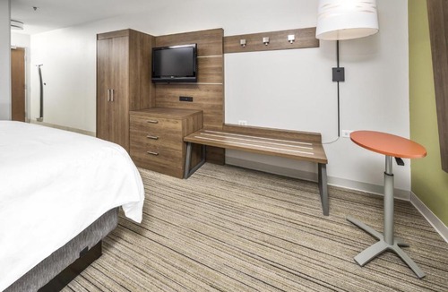 Vernon Hills Hotel | Holiday Inn Express Chicago Northwest-Vernon Hills by IHG