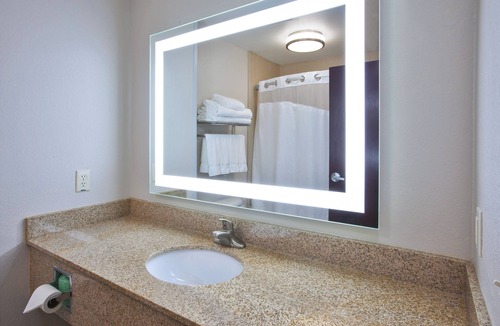 Niles Hotel | Holiday Inn Express Hotel & Suites Niles by IHG