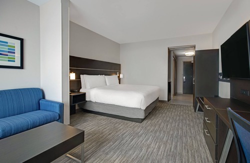 Brookfield Hotel | Holiday Inn Express & Suites Milwaukee - Brookfield by IHG