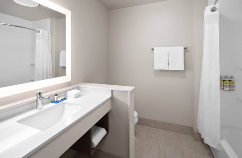 Elkhorn Hotel | Holiday Inn Express & Suites Elkhorn - Lake Geneva Area by IHG