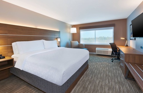 Cedar Springs Hotel | Holiday Inn Express & Suites Cedar Springs – Grand Rapids N by IHG