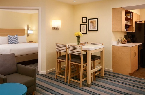 Schaumburg Hotel | Home Away from Home! Budget-friendly Accommodation! Pets Allowed, Pool, Parking