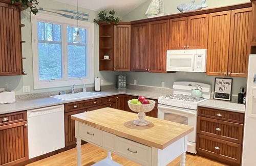 Union Pier House | Home in heart of Union Pier Scrnd porch Beach 2.5 blocks Firepit Walk to all
