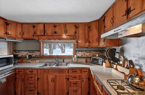 Cassopolis House | Honeywood- Sleeps 7-Waterfront Summer Escape | Private Dock & Swimming