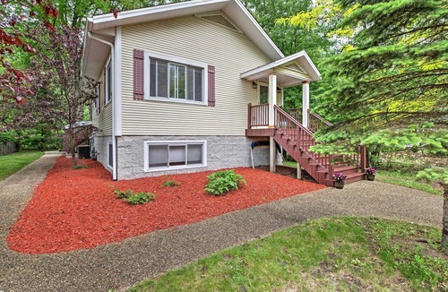 Union Pier Cottage | Hot Tub, Deck & Backyard: Cozy Union Pier House!