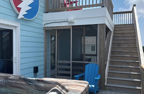 South Nags Head House | Hot Tub, EV Charger, Putt Putt, Corn Hole, Linens Included, Replenished Beach