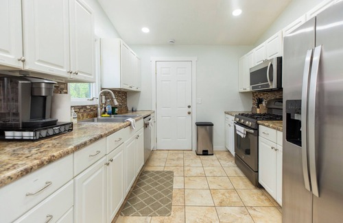 Georgetown House | Hot Tub Game Room Fire Pit Mini Golf Spacious 4BR 1.5m to Notre Dame