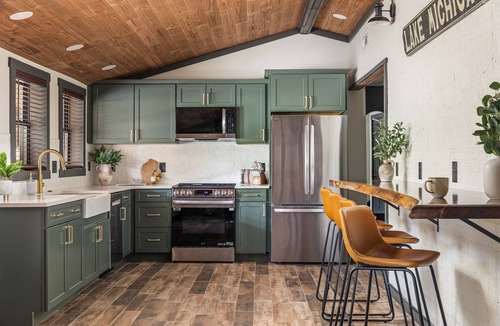 Covert House | Hot Tub | Sauna | Walk to Lake | Fire Pit | 10 min. South Haven | Accessible