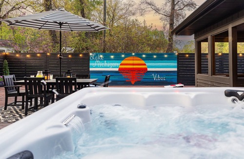 Covert House | Hot Tub | Sauna | Walk to Lake | Fire Pit | 10 min. South Haven | Accessible