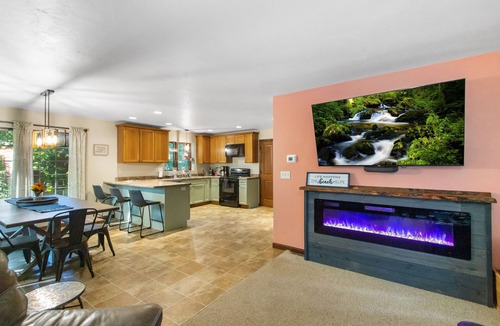 Williams Bay House | Hot Tub & Theater! Sleeps up to 10, Short walk to all the local favorites