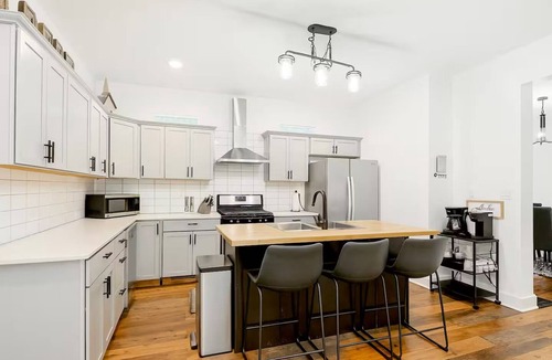 Holy Cross House | HotTub~Gym~Fire Pit~5 Min to Mass Ave~Spacious for Groups~Indianapolis