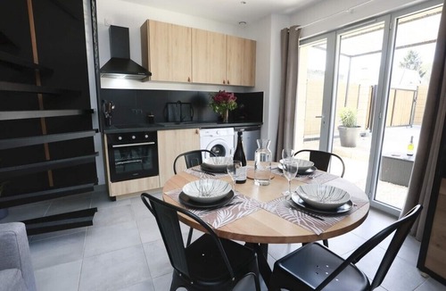 Doue-la-Fontaine House | House 4 pers clim closed courtyard & parking near Bioparc Doué La Fontaine & Loire