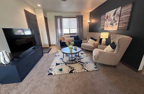 Urbana Apartment | House of Blues: Updated and Cozy 2 Bed near campus and hospitals