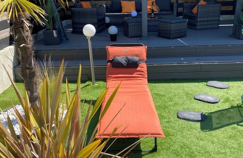 Saran House | House with a heated pool and spa, 1 hour from Paris and 10 minutes from downtown
