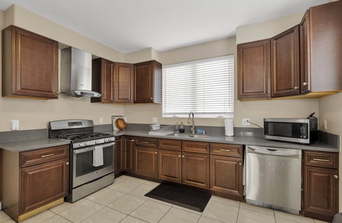 San Gabriel House | HUGE 3BD 2.5BA 2,118 Sq Ft Sleeps 11 KING BD