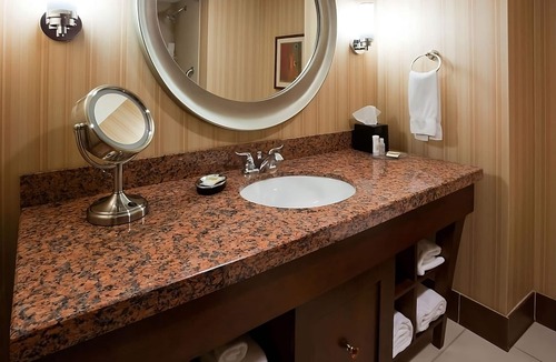 Wauwatosa Hotel | Immerse in Milwaukee's Culture with Comfort & Convenience with Swimming Pool