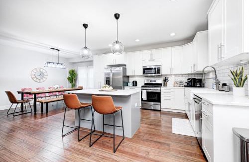Fountain Square House | Indy Getaway - 5BR - Sleeps 16 - Arcade games - Perfect for families and groups