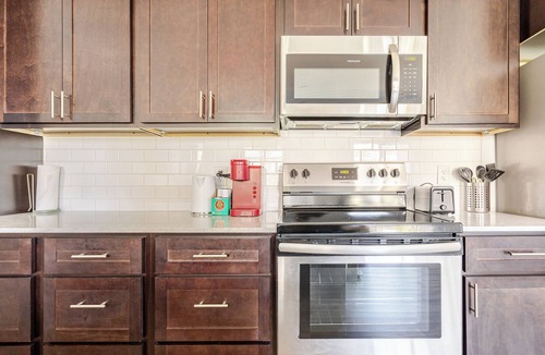 St. Joseph Historic Neighborhood Apartment | Indy Hideaway: Cozy 1BR w/King bed and Free Street Parking.