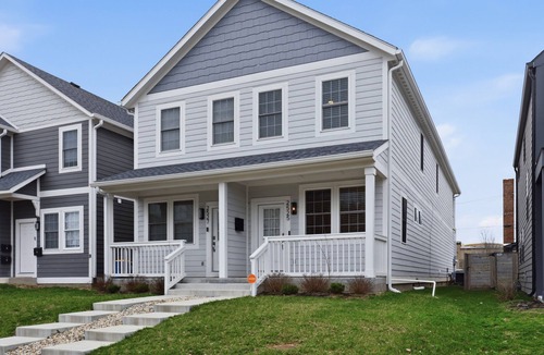 Near Northside House | Indy's Modern Muse: Top-rated home, Free Garage Parking and EV charger!