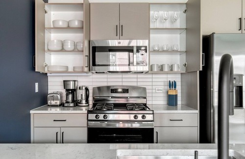 Killgubbin Apartment | Inviting River North 1BR w/Outdoor Pool, 1 Block to L, by Blueground