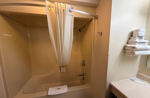 Iron Mountain Hotel | Iron Mountain Inn & Suites MI US 2
