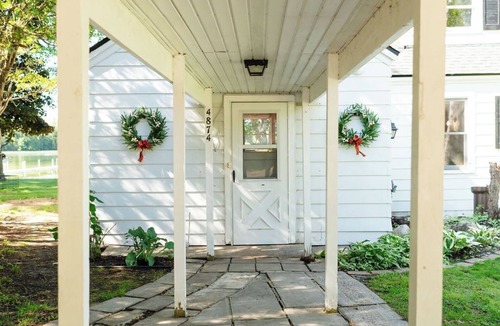 Ponshewaing Cottage | Island view Lake Cottage on Crooked Lake, best views!