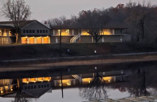 Angola Cabin | Jacuzzi Hot Tub in Main Bedroom! 1,000 Square Feet - Camp Fire - Kayaks & Bikes!