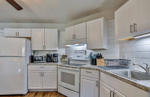 Weston Apartment | Jelinek Hideaway Unit 8 - Modern 2BR Apartment