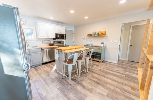 Crystal Falls House | JJ's Lakeside Hideaway: A Winter Retreat for Snowmobile Adventures