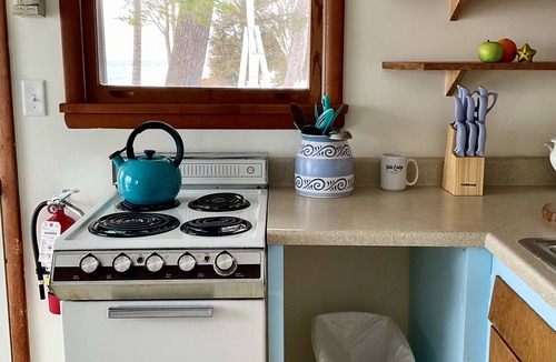 Lake Leelanau Cottage | JOLLI-LODGE~Beach Resort in Leland