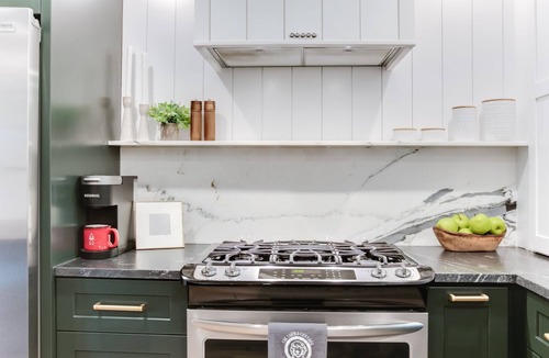 Sawyer House | July dates still available- Heated Pool- Hot tub- Minutes to the beach!