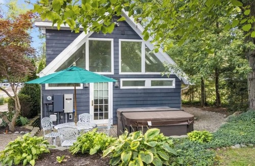 New Buffalo House | Juniper Presents: The Songbird 1min to Private Beach, High-end Design & Hot tub