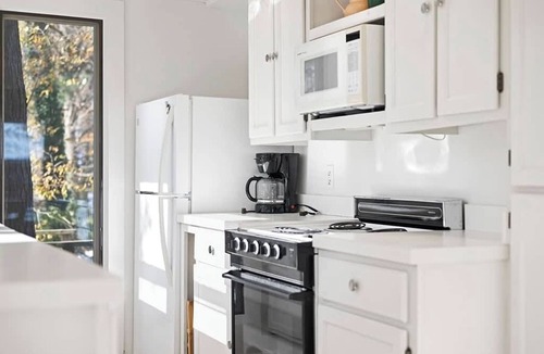 Three Oaks House | Juniper Presents: The Cottage at Historic 33 Acre Berrywood Farm