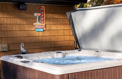 Interlochen House | Just outside Traverse City Hot Tub King Bed Fire Place Full Kitchen PET Friendly