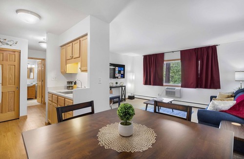 Wauwatosa Apartment | King Bed-FAST WiFi - Undrgrd Parking - Near Froedtert