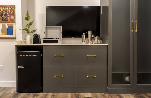 Downtown Apartment | King Bed Suites at The Finnley Hotel