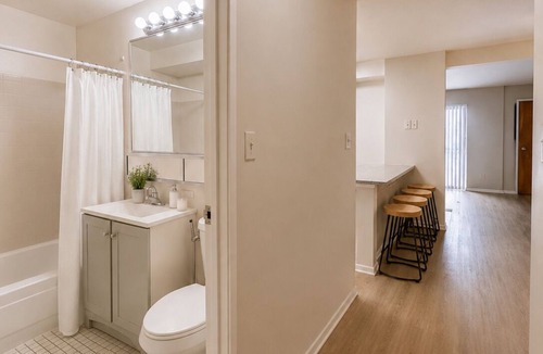 Palatine Apartment | King bedroom apartment with workspace, AC, Parking, Laundry/by Arlington Heights